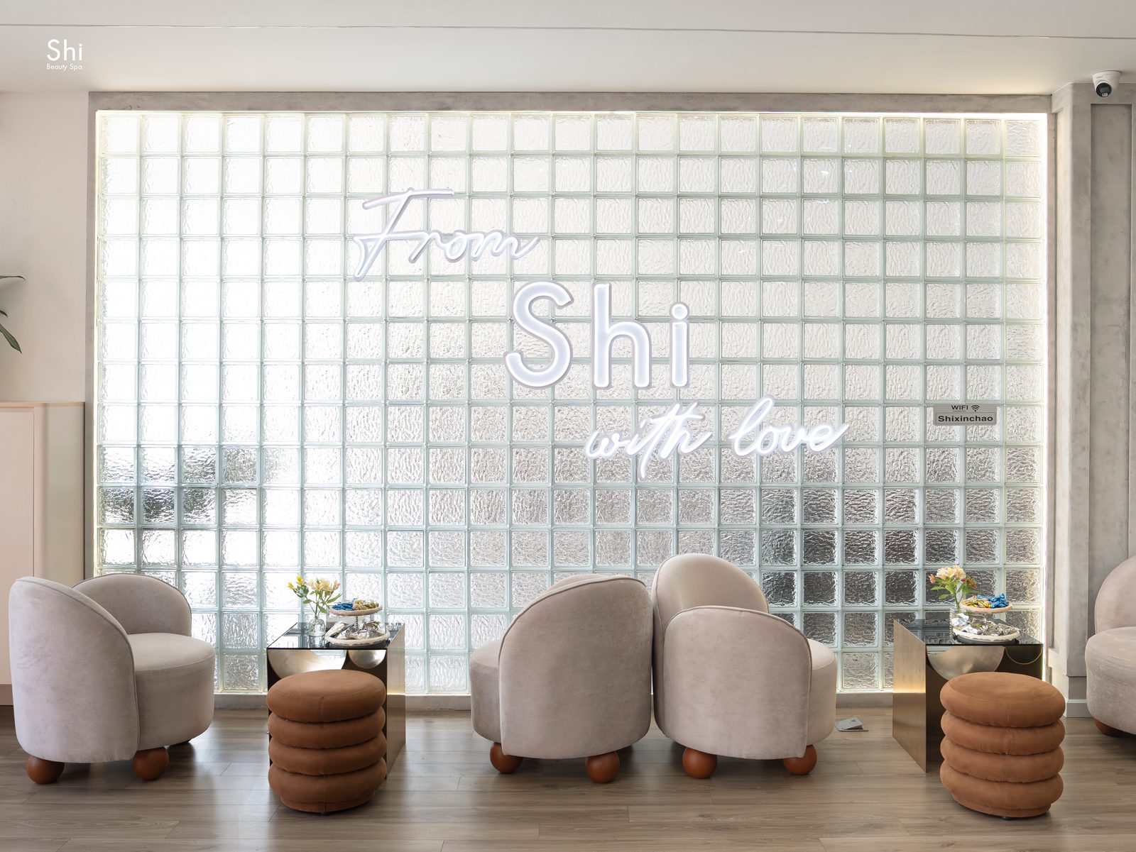 Sảnh chờ tại Shi Beauty Spa, tường kính có chữ From Shi with love