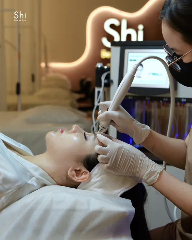 Chuyên viên đeo găng tay thực hiện dịch vụ cho khách