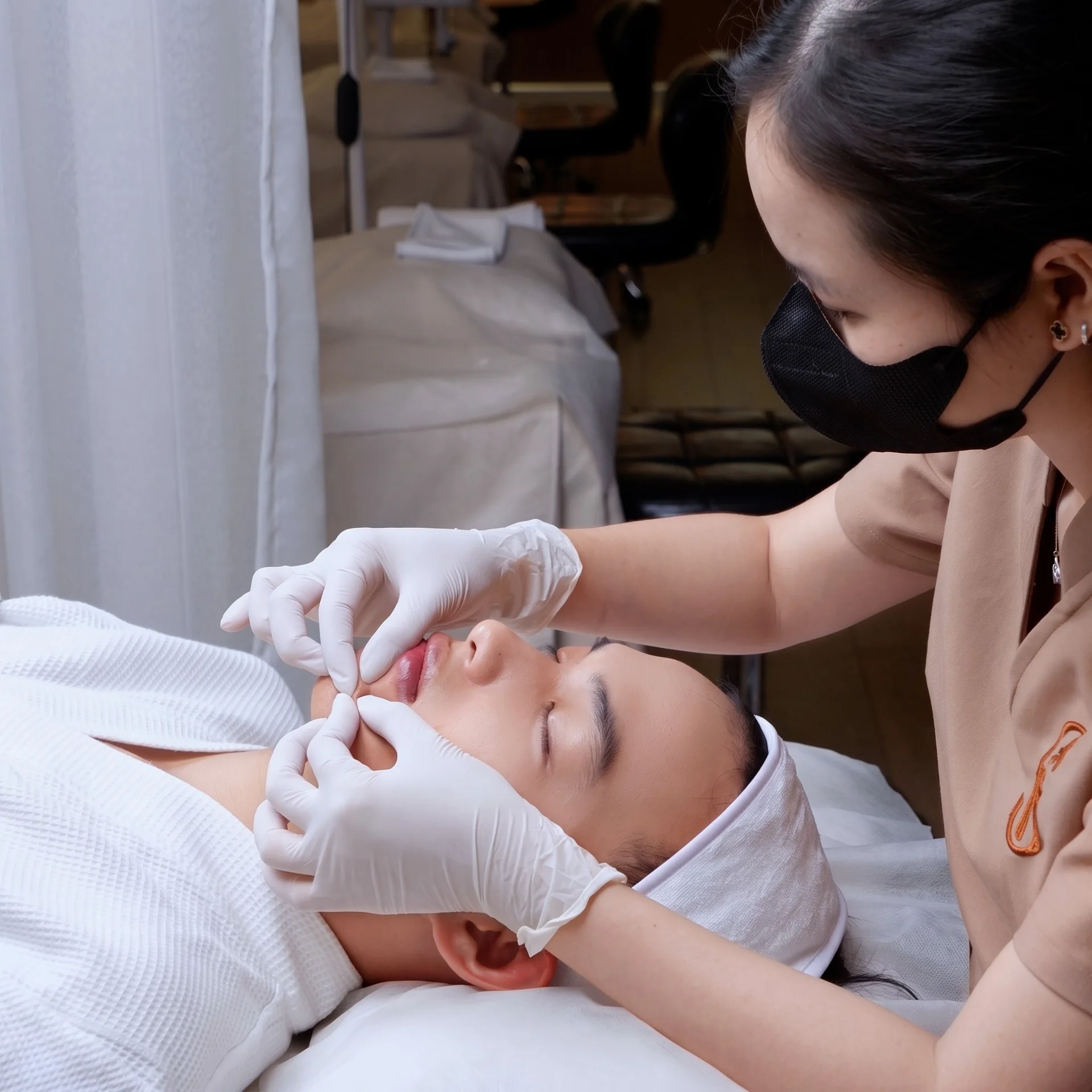 Chuyên viên Shi đeo găng tay lấy nhân mụn tại cơ sở