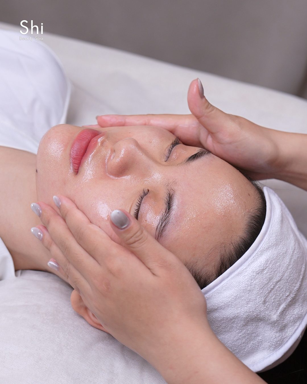 Chuyên viên Shi massage chăm sóc da mặt cho khách
